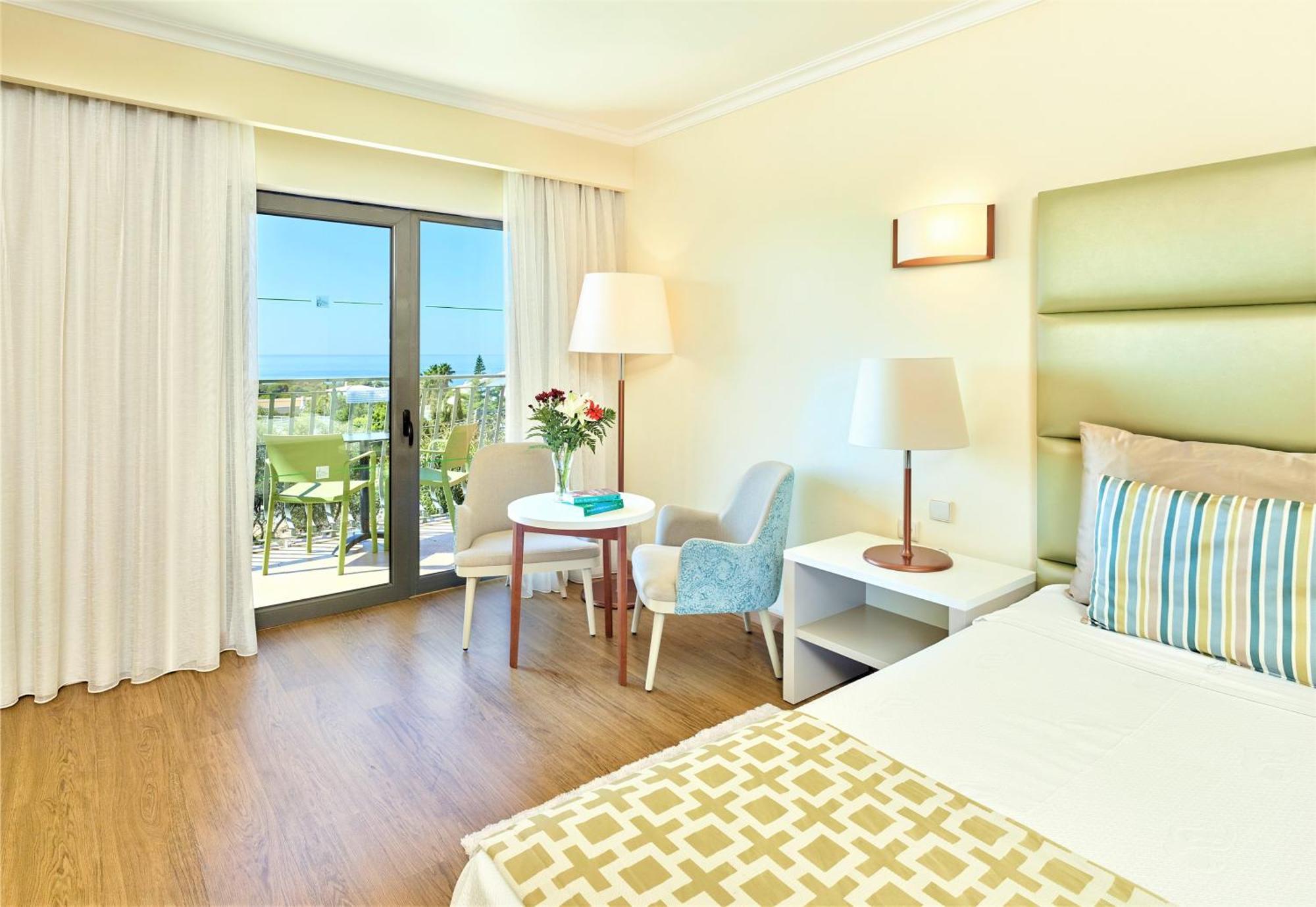 Deluxe Tweepersoonskamer met 2 Aparte Bedden en Uitzicht op Zee