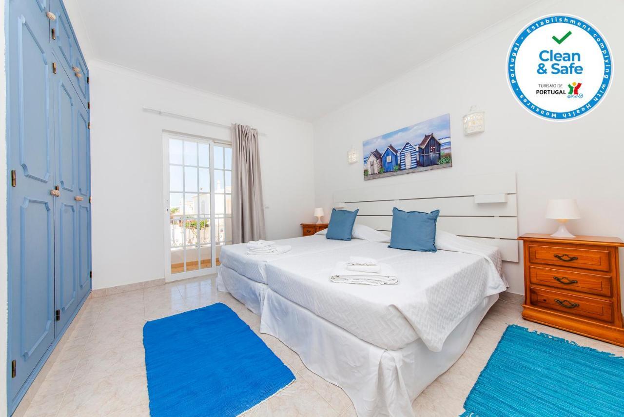 Quarto com 2 Camas de Solteiro e Banheiro Compartilhado