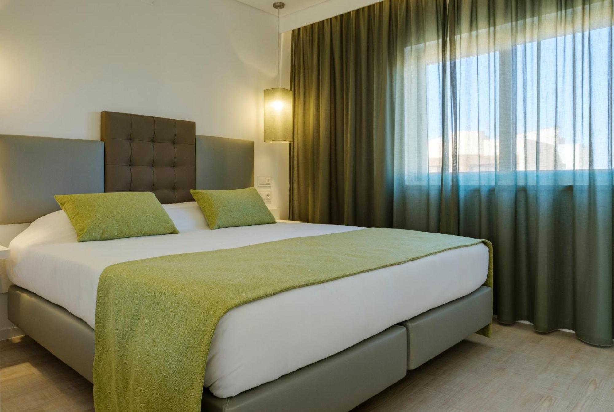 Deluxe One-Bedroom Apartment