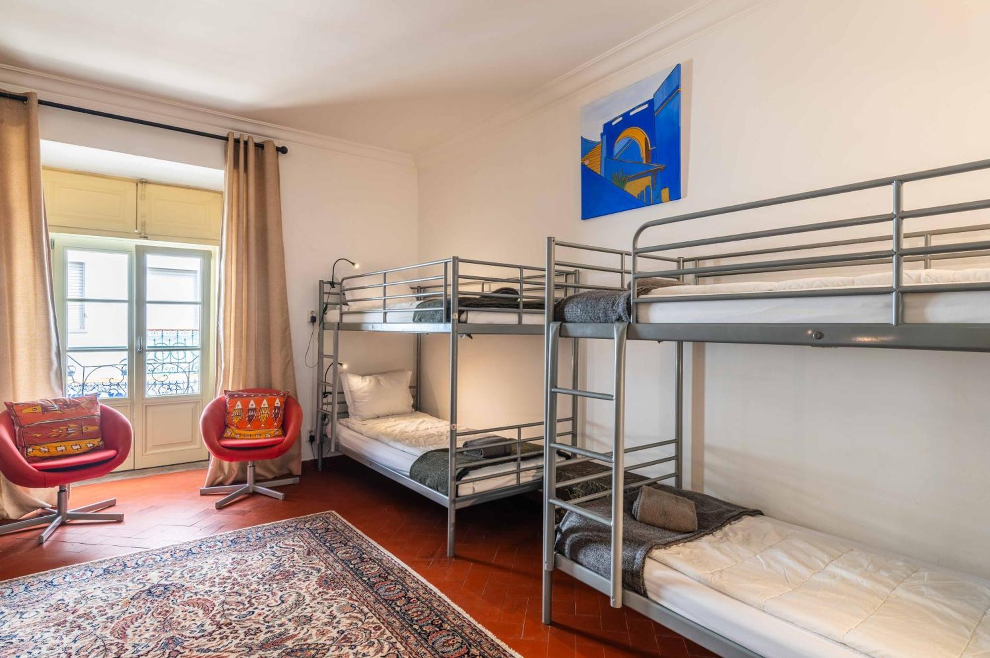 Posto Letto in Dormitorio Misto con 8 Letti