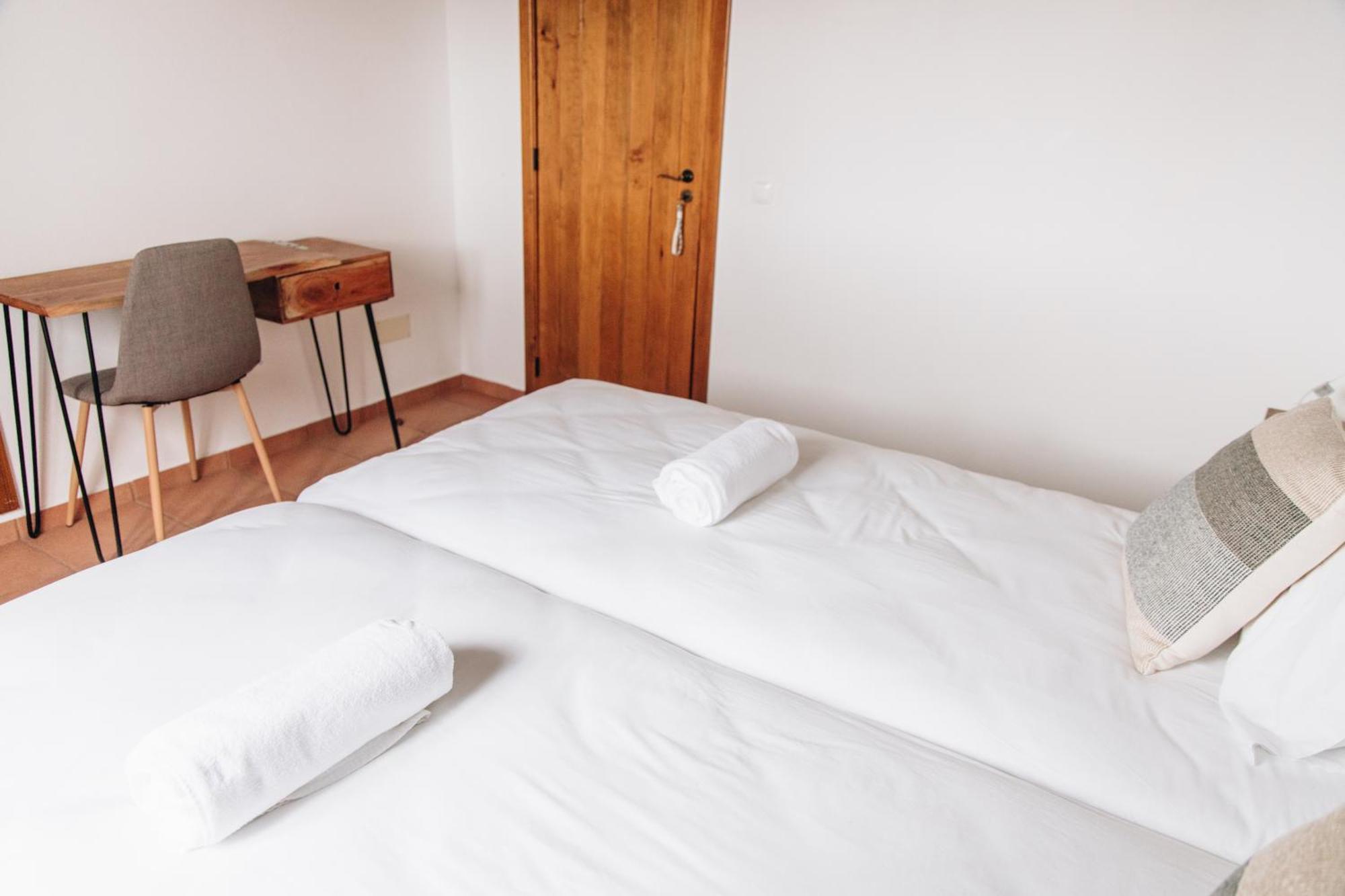 Kamer met Queensize Bed en Uitzicht op het Zwembad