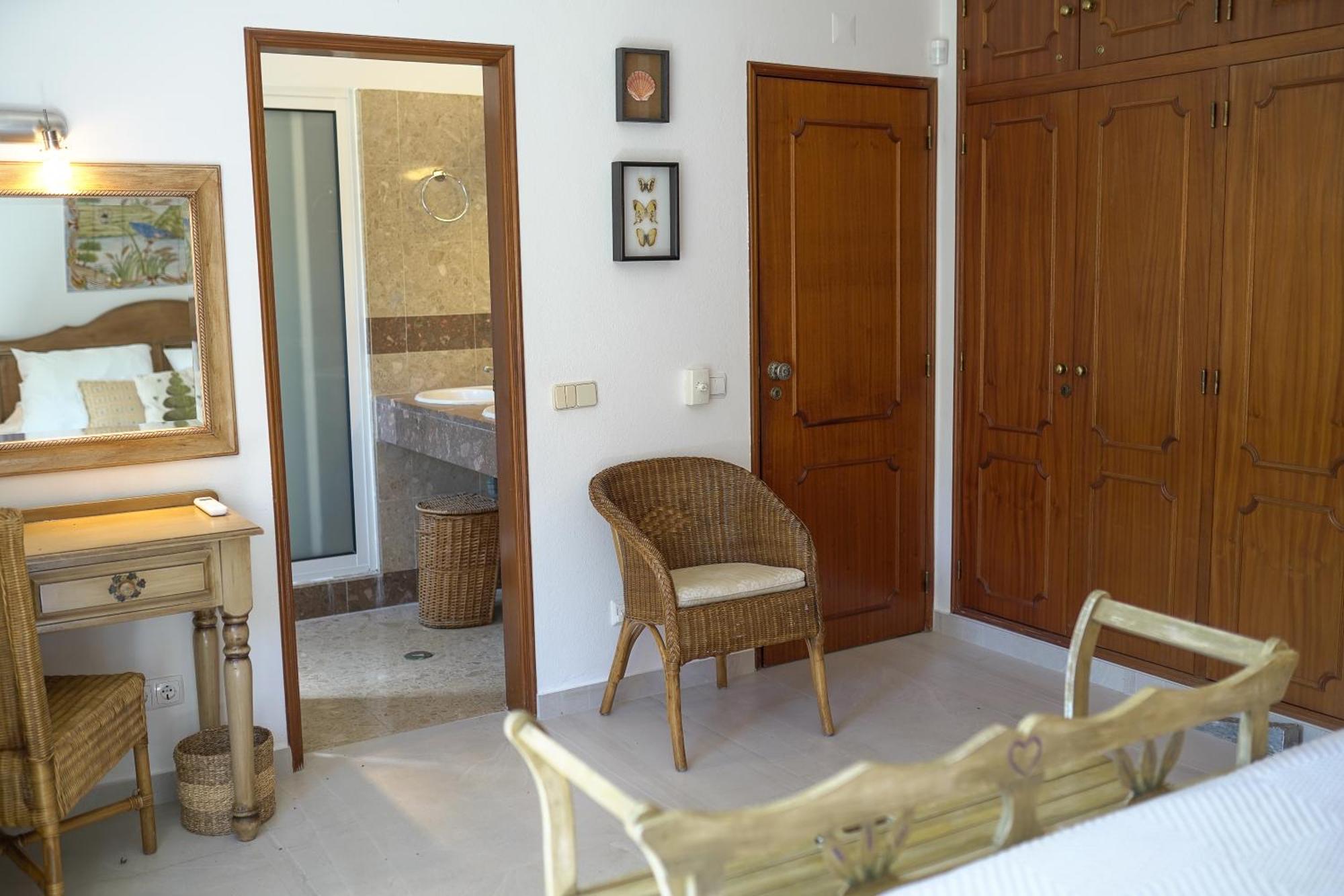 Detached Four-Bedroom Villa Private Pool
