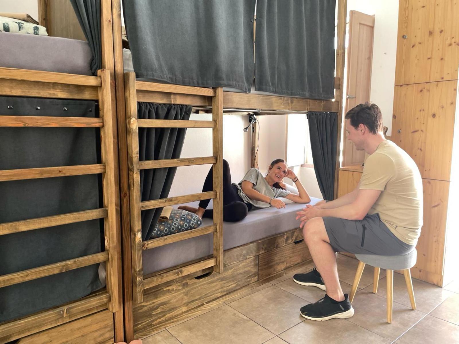 Posto Letto in Dormitorio Misto con 8 Letti