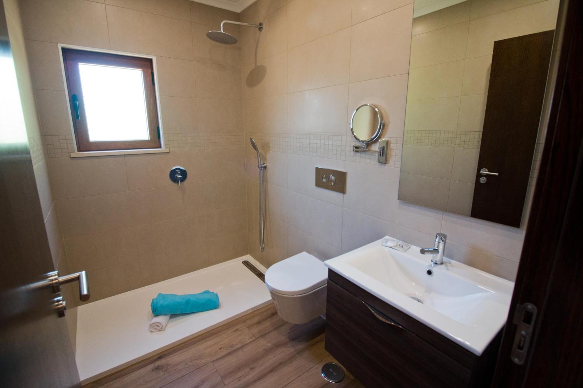 Quarto com Cama de Casal ou 2 de Solteiro e Banheiro Privativo
