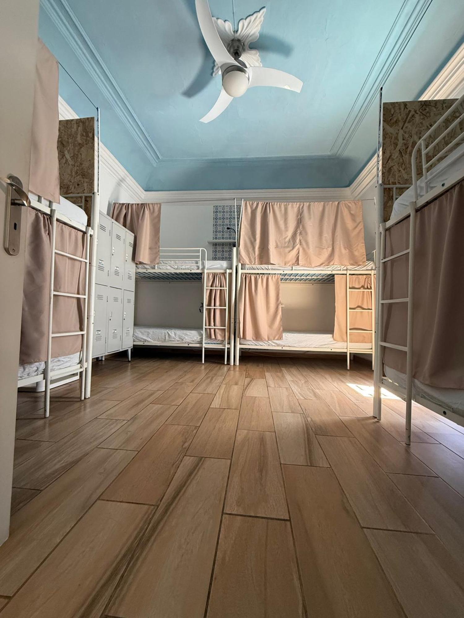 Posto Letto in Dormitorio Misto con 8 Letti