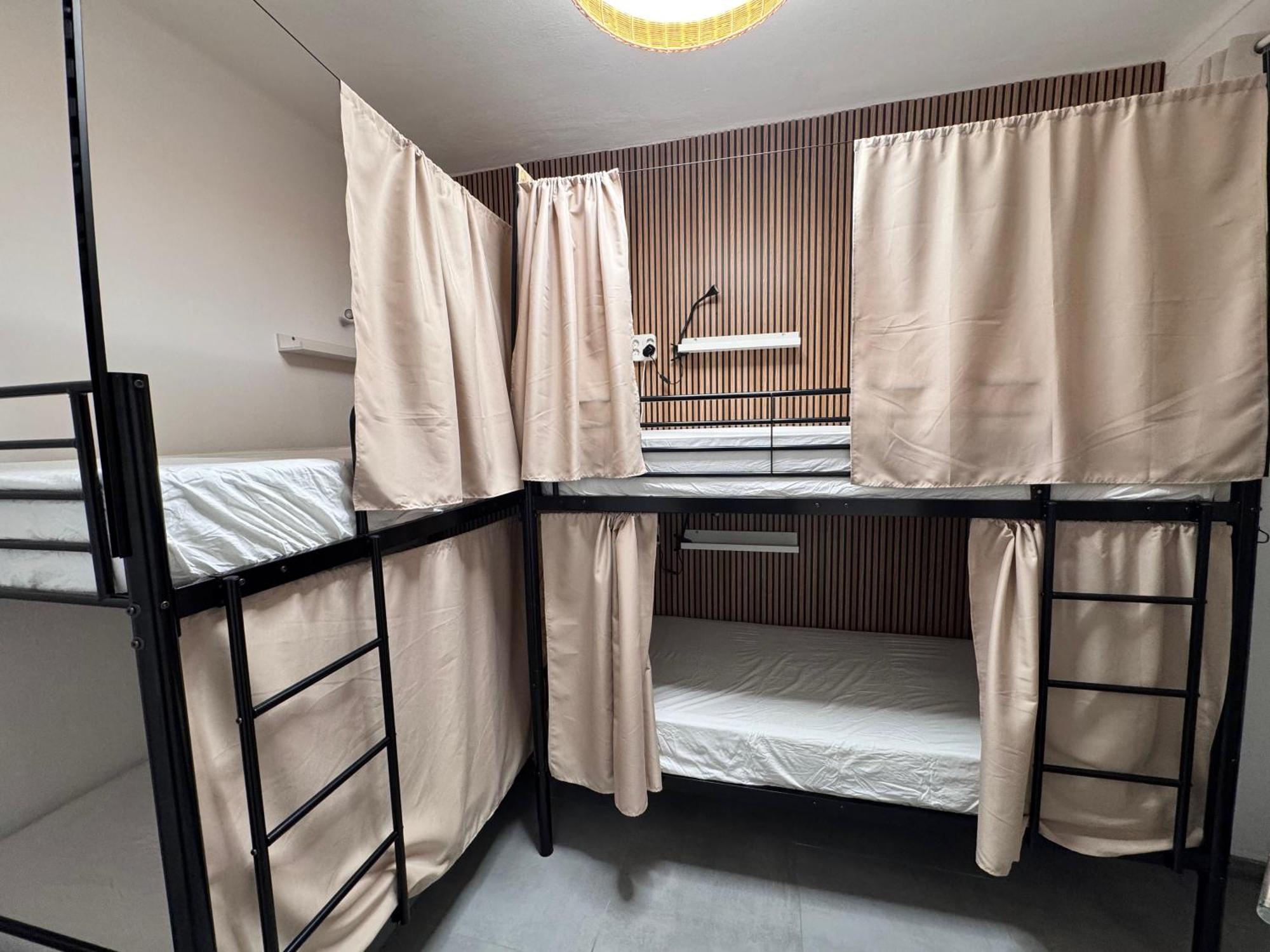 Posto Letto in Dormitorio con 4 Letti
