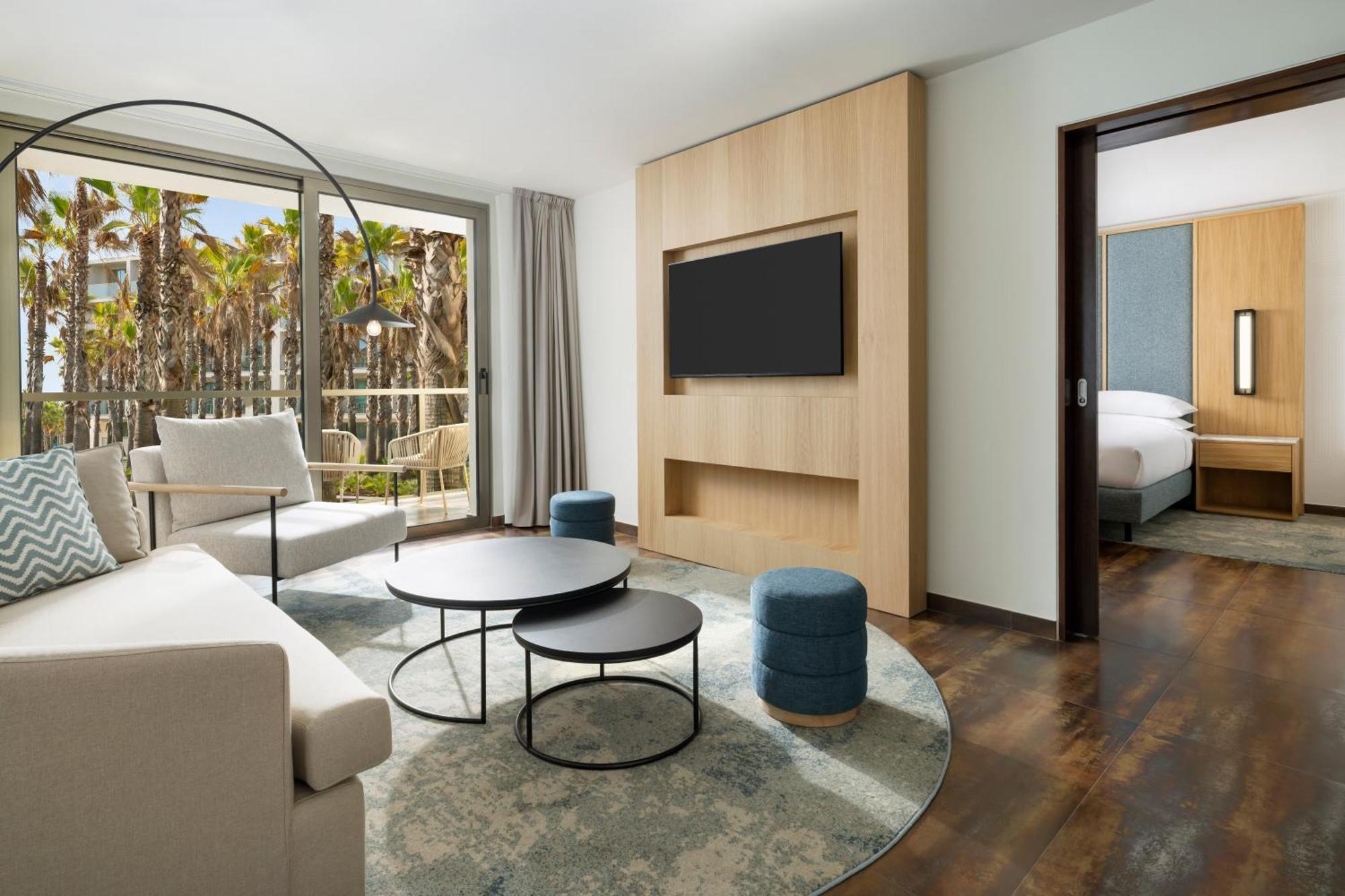Suite Lit King-Size à 1 Chambre avec Canapé-Lit et Balcon - Vue sur l’Hôtel et Accès au Salon Club