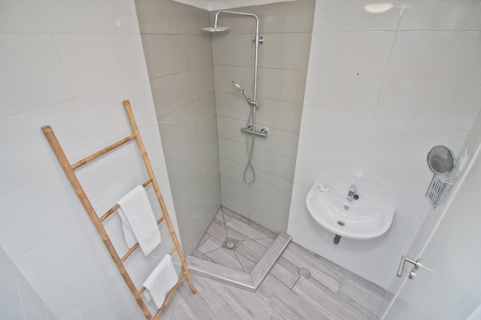 Quarto com 2 Camas de Solteiro e Banheiro Privativo