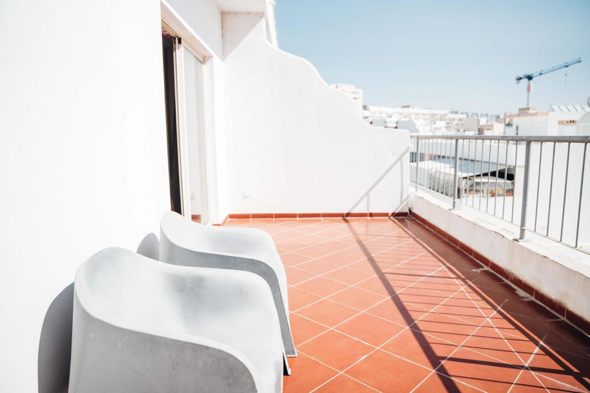 Quarto Superior com 2 Camas de Solteiro Vista da Cidade