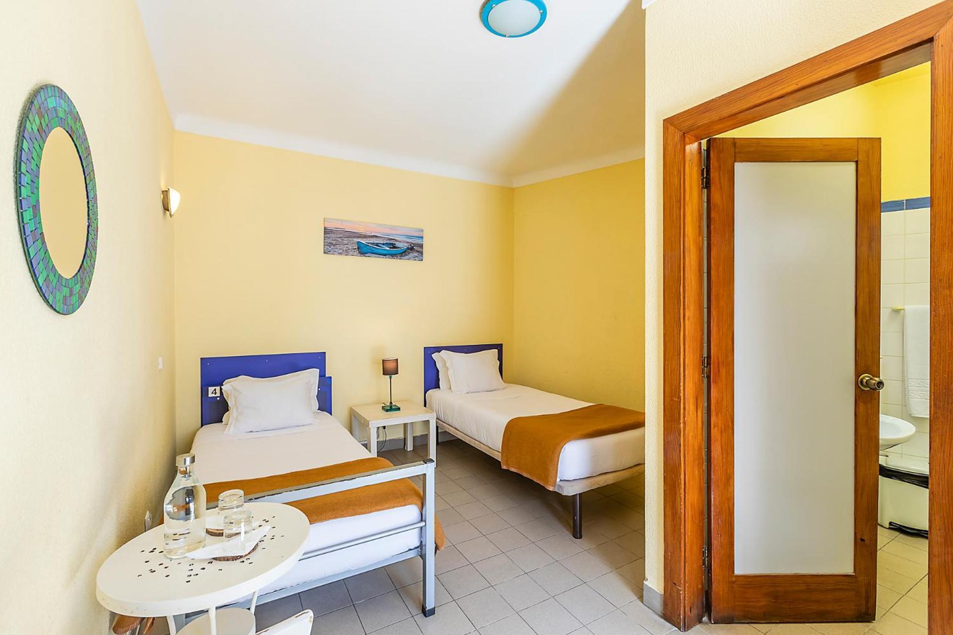 Zweibettzimmer mit eigenem Bad