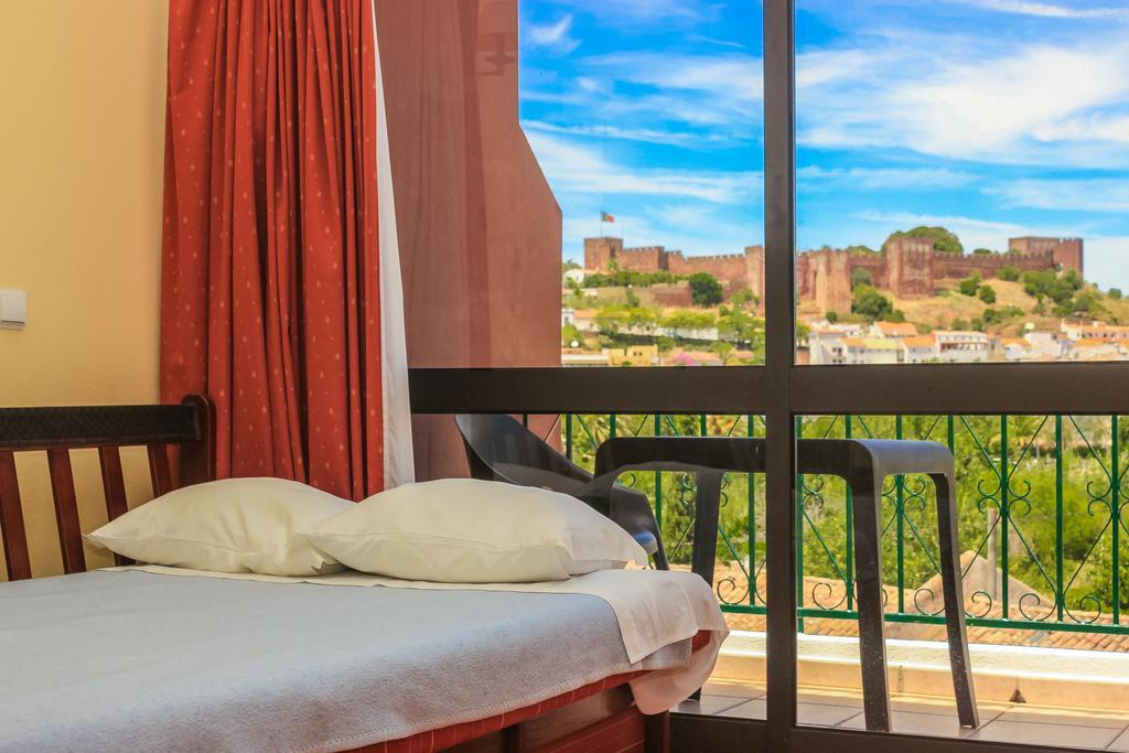 Quarto Triplo com Vista Castelo