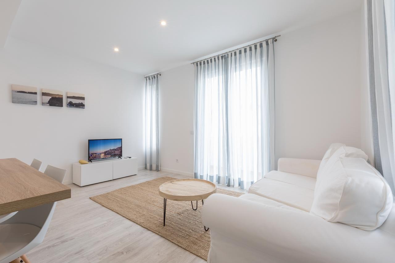 Three-Bedroom Apartment with Balcony,631423767:JPEG