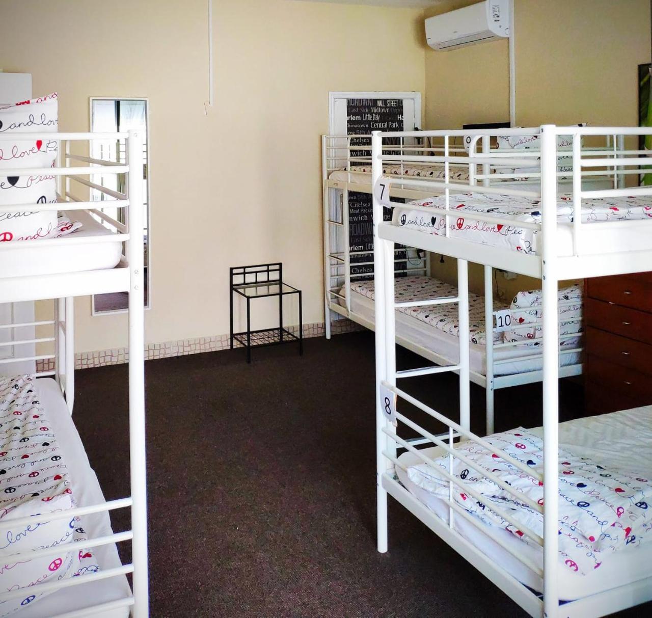 Cama en habitación compartida femenina de 6 camas