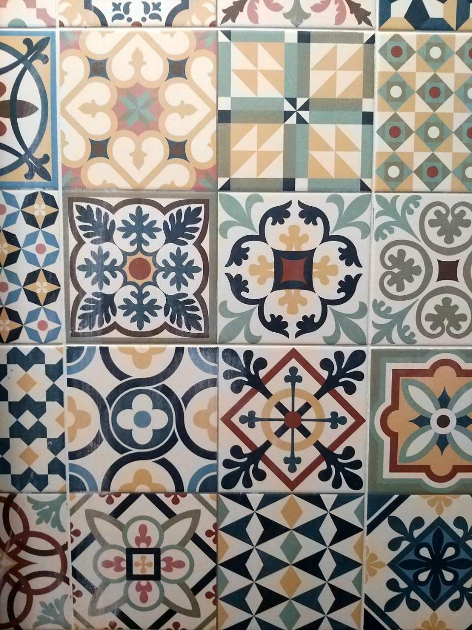 Quarto com 2 Camas de Solteiro e Banheiro