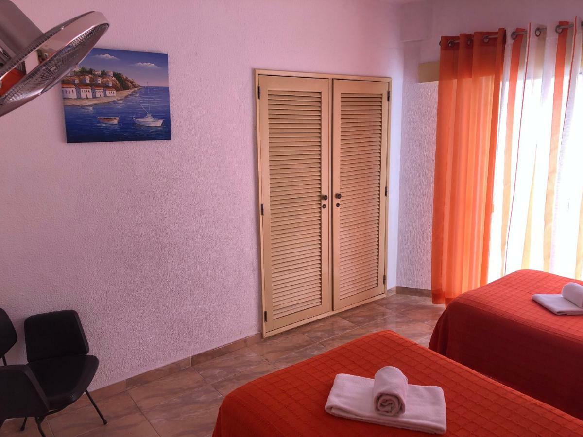 Quarto Standard com Cama de Casal ou 2 de Solteiro e Varanda (Banheiro Compartilhado)