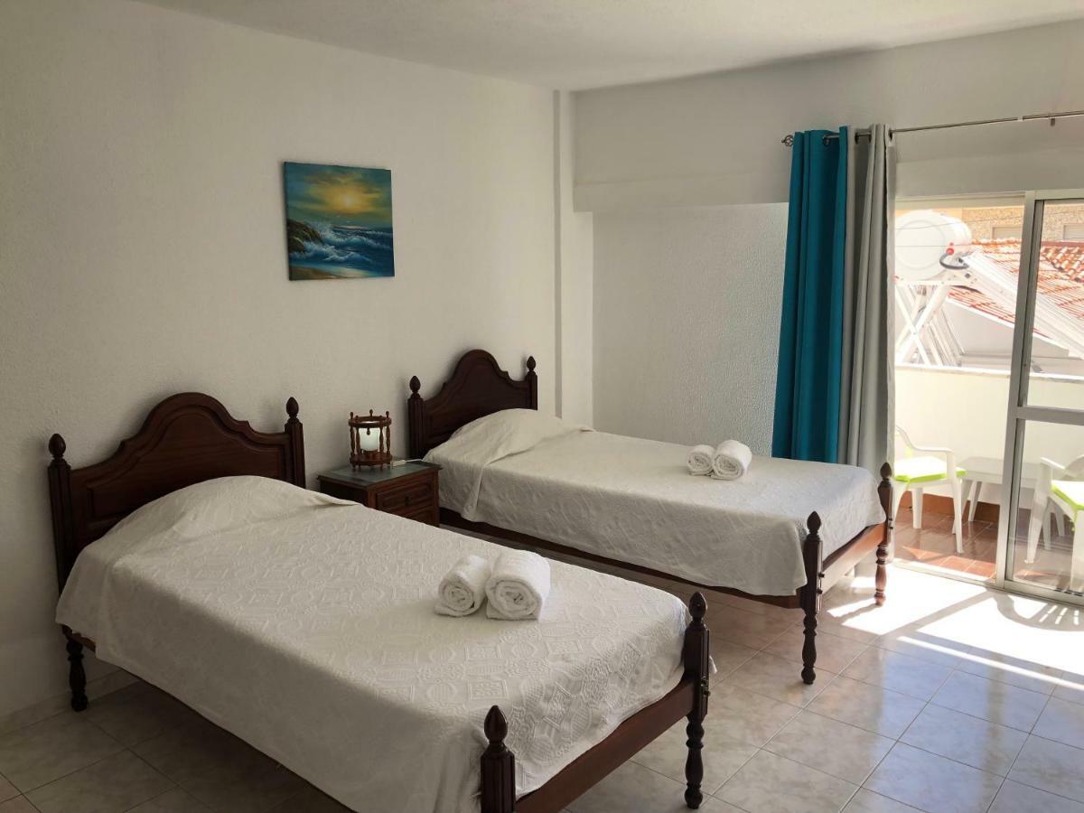 Quarto com Cama de Casal ou 2 de Solteiro (Banheiro Compartilhado)