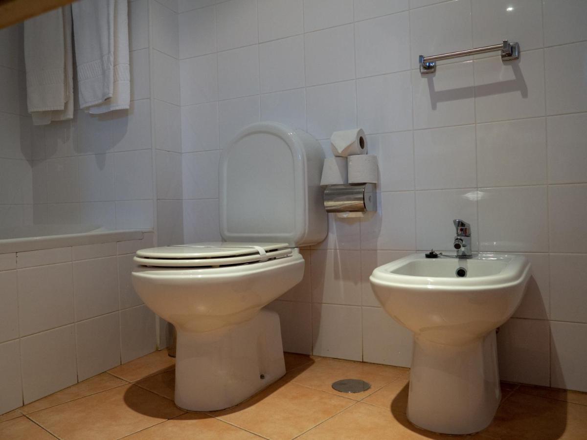Quarto Superior com 2 Camas de Solteiro, Varanda e Vista da Piscina