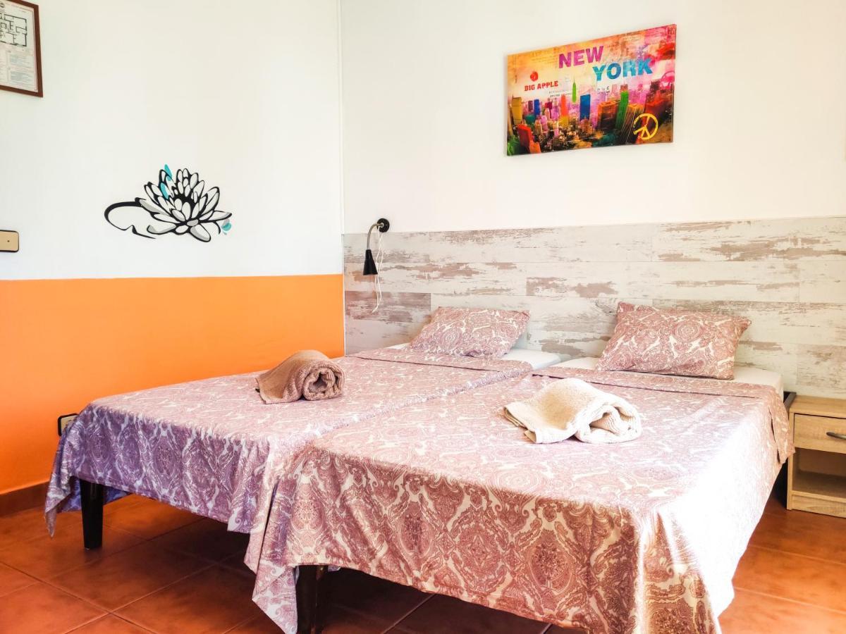 Quarto com 2 Camas de Solteiro e Banheiro Privativo