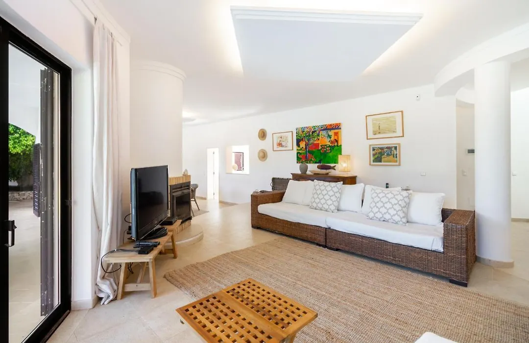 Luxury Private Family Villa With Pool Ac & Parking-1