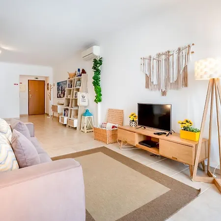 Tropical 2 Bdr Apt In Lagos Centre By Lovelystay-3
