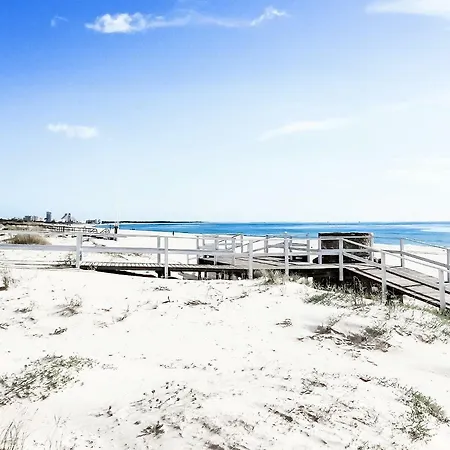 Stylish 3 Bedroom Apartment Close To The Beach-2