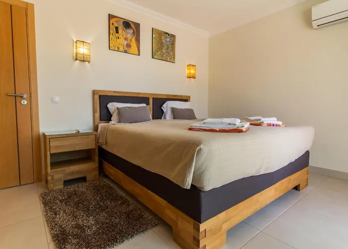 Cliff-Top Townhouse With Stunning Ocean Views Carvoeiro  admite animales