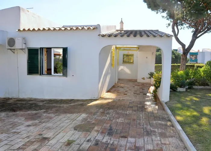 O privado Located On A Quiet Cul-De-Sac, Just Within 1 Mile From The Centre Of Vilamoura Quarteira