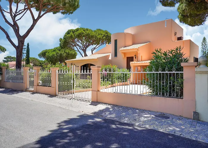 Villa In Vilamoura With Pool Near Beach