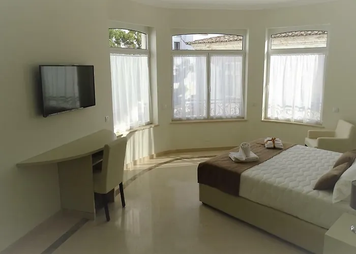 Bowen, Luxury Suites Lagos